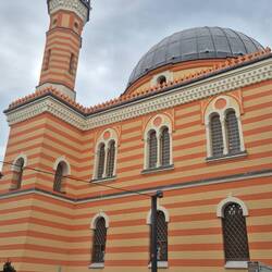 Atik Behram-Beg-Moschee mit auffälliger Fassade