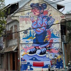 Zwischen den Gassen verstecken sich bunte Street-Art-Kunstwerke.