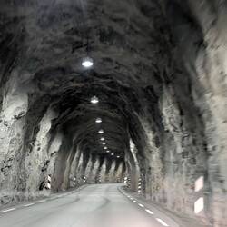 Enge Tunnel und Straßen führen zum Ausgangspunkt.