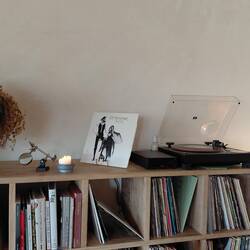 Fleetwood Mac on vinyl, set the scene for our arrival at Le Doyenne
