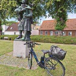 Sven, der Große... gilt als Erbauer des Schlosses im Mittelalter... und das noch heile Fahrrad