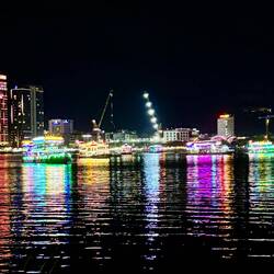 Les bateaux avec leurs parures fluo sont aussi de la partie