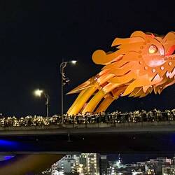 Le pont est fermé. La foule massée sur les quais et au pied du dragon attend le grand moment