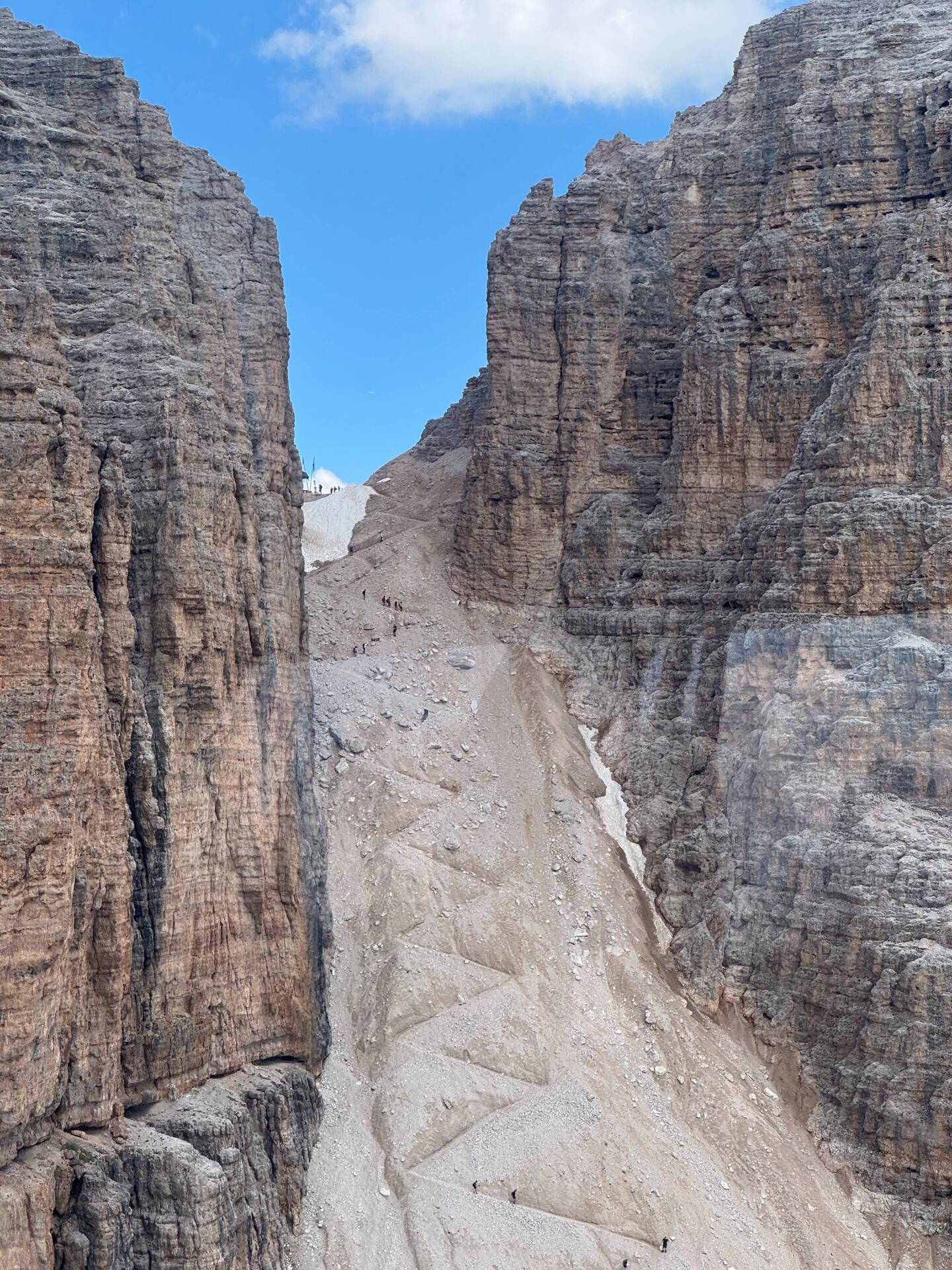 Der Wanderweg zu einer der Berghütten Pordois