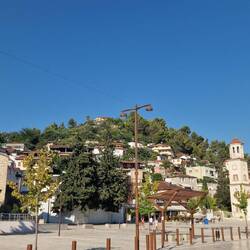 Moschee und Kirche friedlich auf dem grossen Platz in Berat