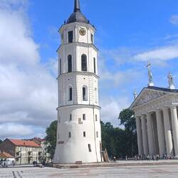 Der weisse Turm auf dem Kathrdralenplatz