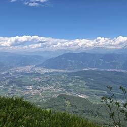 Blick auf Bozen und umliegende Gebirge