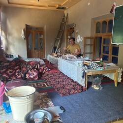 Pièce de vie, table pour les repas familiaux