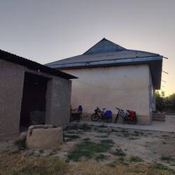 La forme du toit est typique de l'Ouzbékistan