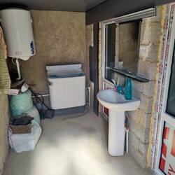 La salle de bain toutes options : machine à laver, lavabo, douche, WC à chasse d'eau !