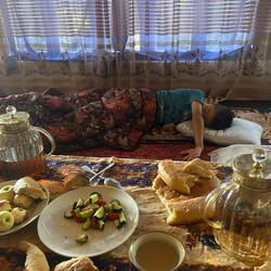 Asilbrk va bientôt se faire héler puis secouer par sa mère pour le petit dej...à 5h du mat !