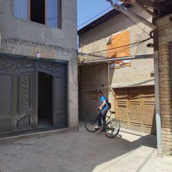 Juste derrière les grands boulevards, petites rues en dédale, ambiance village, enfants qui jouent