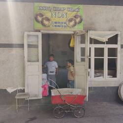 Petites boulangeries avec distribution des "nons" dans des landaux !