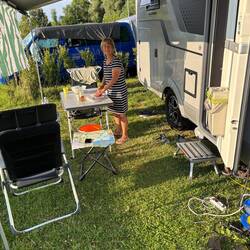Vorbereitung des Nachtessens vor dem Camper