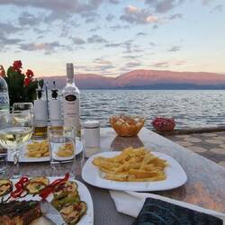 Abendessen am Ohridsee mit Blick nach Nordmazedonien