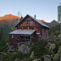 Nach 5,5 Stunden erreichen wir diese schöne Hütte