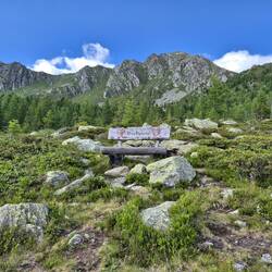 Wir genießen die malerische Landschaft um die Hütte herum