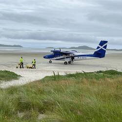 Linienflug aus Glasgow. Startet und landet am Strand