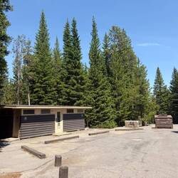 So sehen übrigens die WC-Anlagen auf dem Camping aus.