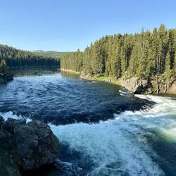 Der South Rim Trail führt in den Grand Canyon von Yellowstone.