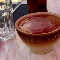 Cidre aus der Normandie, wird ist Tassen serviert