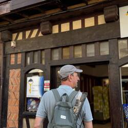 Mit Baguette im Rucksack zurück zum Camper