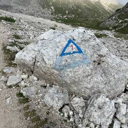 Das Wegzeichen vom Dolomiten Höhenweg Nr.1