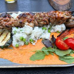 Das Hähnchenfleisch wurde vorher in Weißwein- Essig und Zitronensaft mariniert 😋