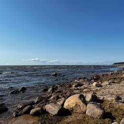 Der Strand ist leider nicht so toll- sehr steinig und viele Algen