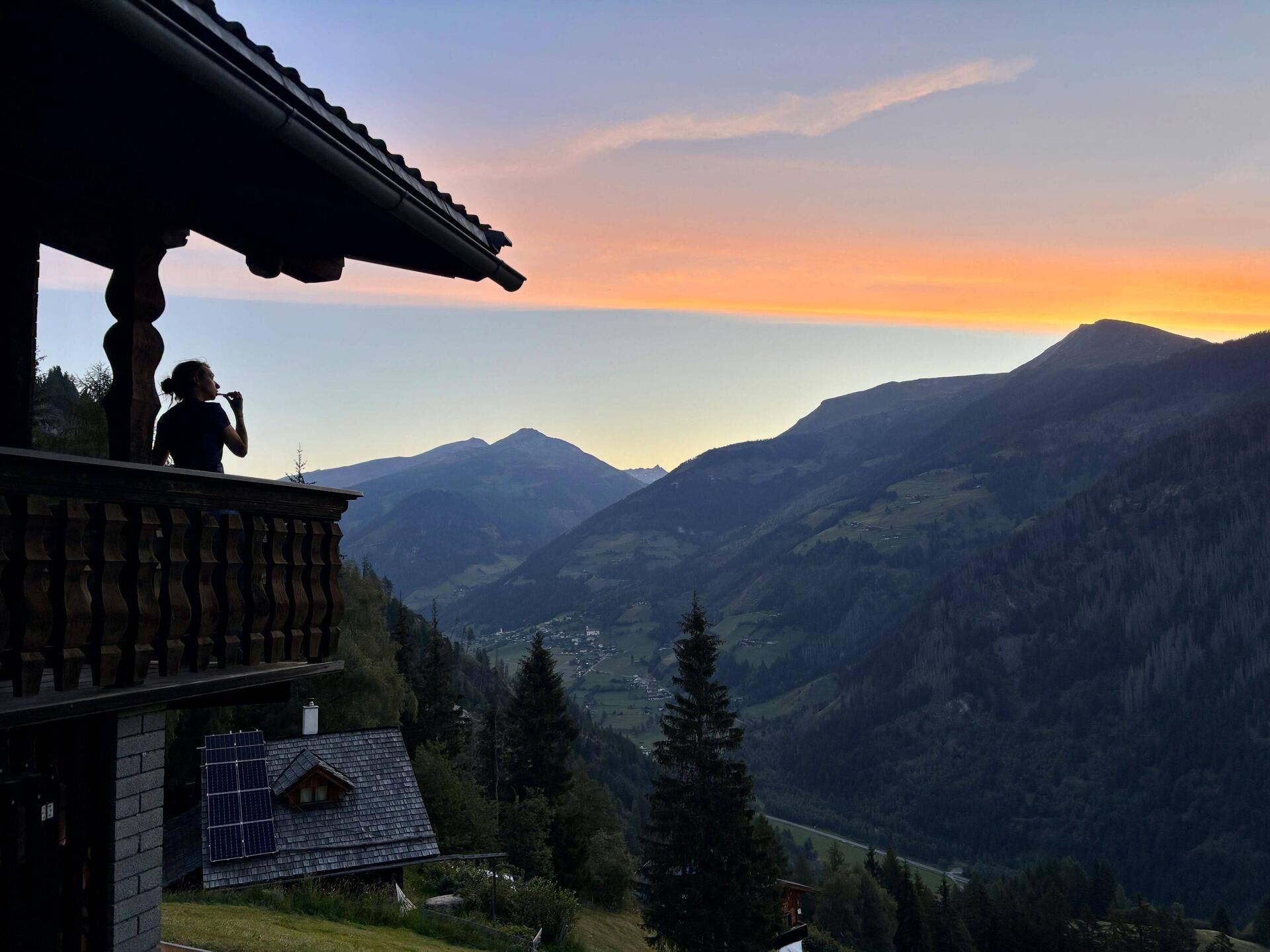 Zähneputzen im Morgengrauen mit Berg-Panoramablick