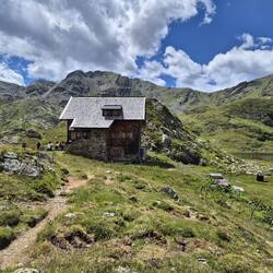 Das wohlverdiente Tagesziel: die Feldnerhütte mit 30 Schlafplätzen und einem See im Hinterhof