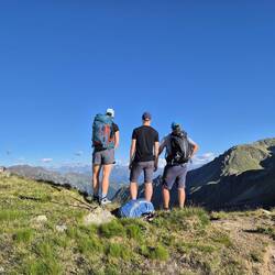 Die drei Bergziegen warten oben auf Isabell und genießen schon mal die Aussicht