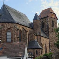 Der Kirchturm läutet hier noch jede viertel Stunde.