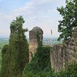 Die Stadtmauer kann man auch von außen umrunden.
