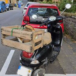 Weinkisten werden hier für alles Mögliche zweckentfremdet. 😄