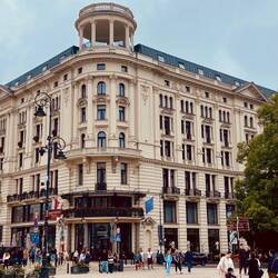 Hotel und Café Bristol von 1901, in direkter Nachbarschaft zum Präsidentenpalast
