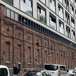 Warschauer Ghetto Außenmauer bzw. Wand der angrenzenden Brauerei, heute teure Wohnungen