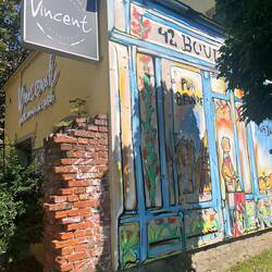 Café Vincent in Praga, Pause mit Croissant, Quiche und Amerikano