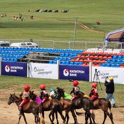 Die nächsten Jockeys reiten zum Start raus...