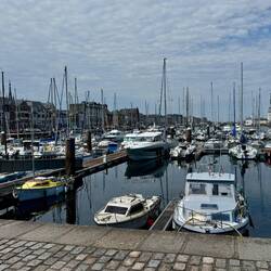 Wir sind entlang des Hafen zur Strandpromenade gelaufen