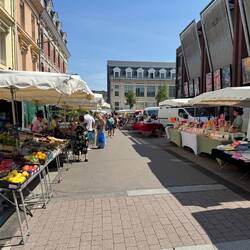 Lebensmittel und Hardware. Die Händler stehen Rund um die Markthalle