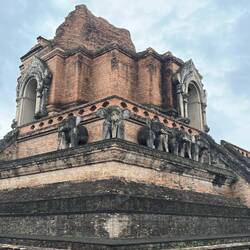 🐘 Stein-Elefanten tragen symbolisch die gewaltige Chedi.