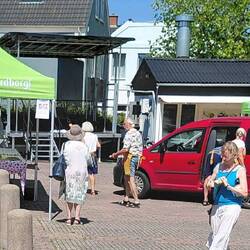 Das rote Auto bringt Kuchen