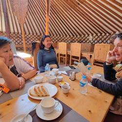 Heidi übt Mongolisch. Superschwierig!