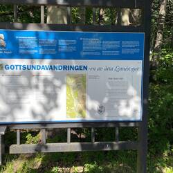 Infotafel gibt es reichlich entlang des Linnéstigar