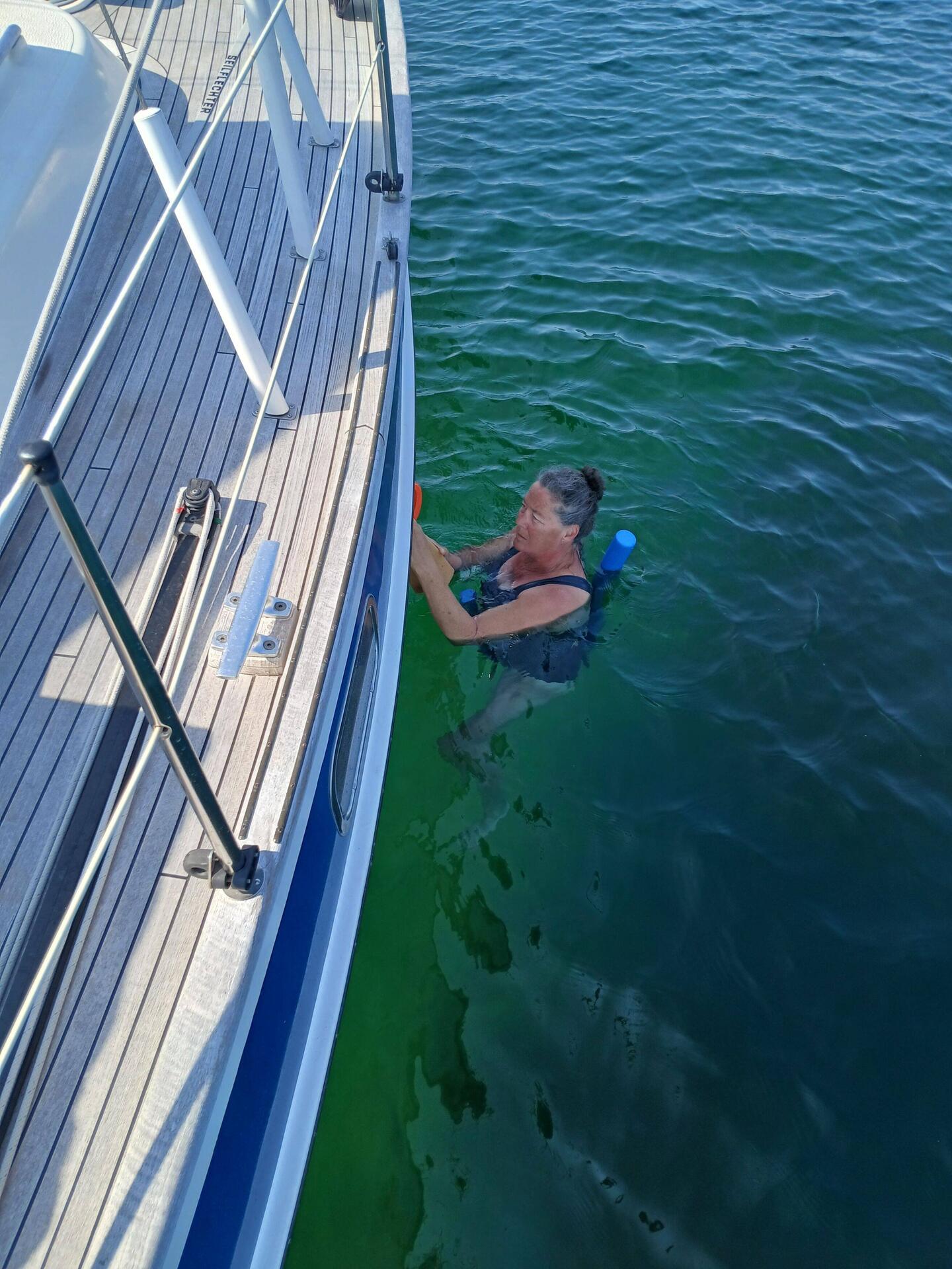 Antje putzt das Boot