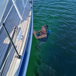 Antje putzt das Boot
