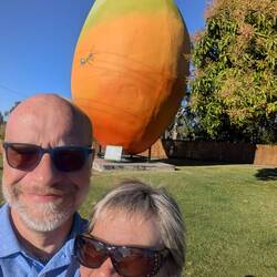 Australien og deres kæmpe ting. Bowen har en mango!