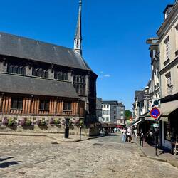 Der erste Blick auf die Holzkirche aus dem 15. Jahrhundert