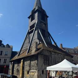 Der Glockenturm steht wegen dem Gewicht auf die Konstruktion separat